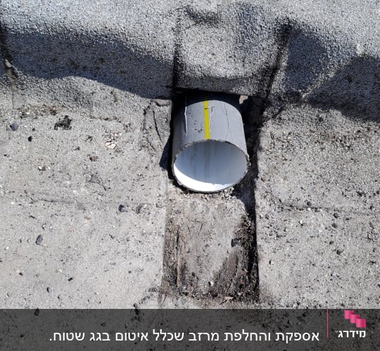 צינור פלסטיק בולט מגג עם חבל וכלי עבודה
